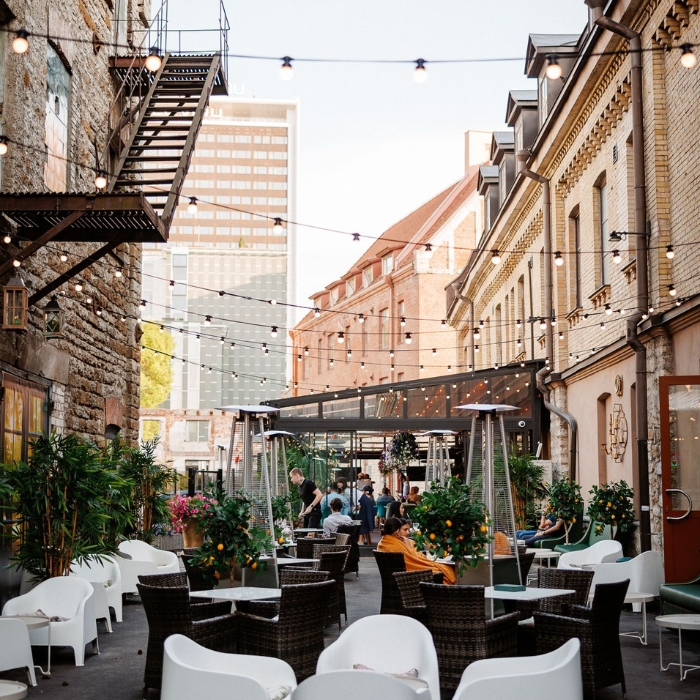 Mere Resto suveterrass Tallinnas hubase valguse ja istumisalaga